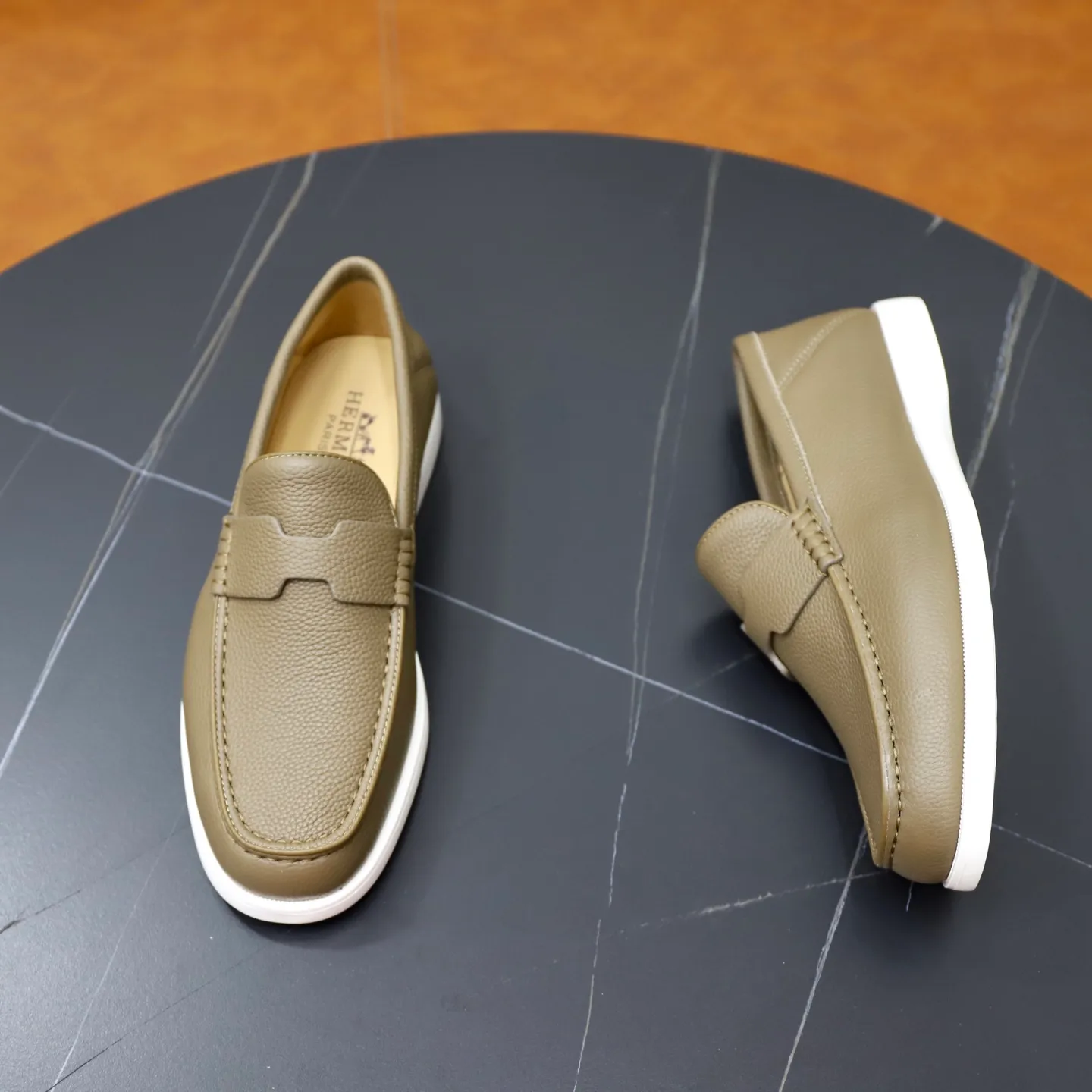 Ex-factory price: 560💰Hermès/Hermès slip-on men's shoes. This shoe is made of imported pebbled cowhide. It has simple and smooth lines and is combined with aerodynamically designed 3CM rubber foam ultra-light soles! Youthful and fashionable, classic H-shaped hardware buckle decoration, calf lining gently wraps the feet, with logo cowhide feet, casual and urban style, highlighting youthful vitality, sports and leisure version, super versatile, code number: 38-39-40-41-42-43-44 standard leather shoe size (45 can be customized but does not support returns)
